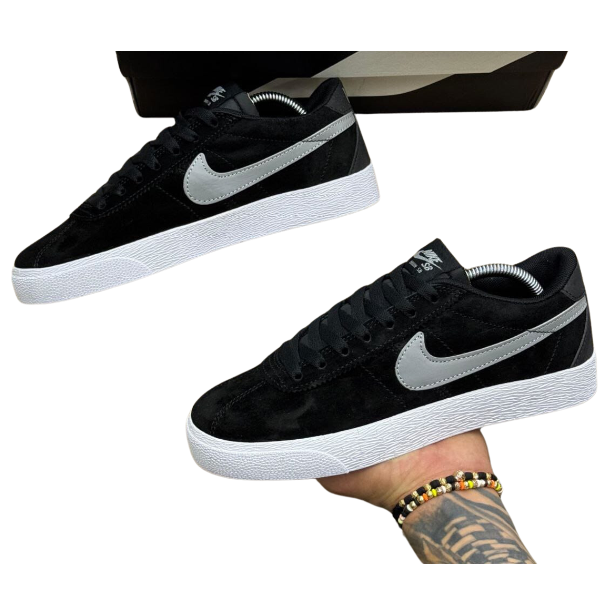 Nike SB Bruin Low Hombre: El Estilo Clásico con Toque Moderno  Los Nike SB Bruin Low Hombre son más que solo unas zapatillas. Con su diseño clásico y comodidad inigualable, se han convertido en la opción favorita para los amantes del skate y el estilo casual. En Onlineshoppingcenterg, sabemos que buscas lo mejor, y por eso te ofrecemos esta increíble colección que combina estilo, rendimiento y durabilidad. ¿Por qué elegir los Nike SB Bruin Low Hombre?  Si estás buscando zapatillas que te ofrezcan un rendimiento superior sobre la tabla y un look versátil fuera de ella, los Nike SB Bruin Low Hombre son ideales para ti. Estos tenis cuentan con una silueta clásica inspirada en los modelos de los 70, pero con tecnología moderna para ofrecerte comodidad y soporte en cada movimiento. Características Clave de los Nike SB Bruin Low Hombre      Comodidad asegurada: Con una suela flexible y un ajuste preciso, los Nike SB Bruin Low Hombre te permiten moverte con total libertad. La tecnología de amortiguación es perfecta para absorber impactos y proteger tus pies durante largas sesiones de skate.     Durabilidad: La parte superior de cuero o ante proporciona resistencia al desgaste, lo que convierte a estos tenis en una opción excelente para quienes buscan un calzado duradero.     Estilo icónico: El diseño clásico con el Swoosh de Nike en el lateral mantiene un look atemporal que nunca pasa de moda. Puedes combinarlos fácilmente con cualquier atuendo casual.  Comparando con Otros Modelos Nike Bruin  Es posible que te preguntes en qué se diferencian los Nike SB Bruin Low Hombre de otros modelos como el Nike SB Bruin High o el Nike SB Bruin React. A continuación, te mostramos las principales diferencias: Nike SB Bruin High vs. Nike SB Bruin Low Hombre  Los Nike SB Bruin High tienen un diseño más alto, proporcionando mayor soporte alrededor del tobillo. Sin embargo, los Nike SB Bruin Low Hombre ofrecen más libertad de movimiento, lo que los convierte en una opción preferida para los skaters que buscan mayor flexibilidad y ligereza.